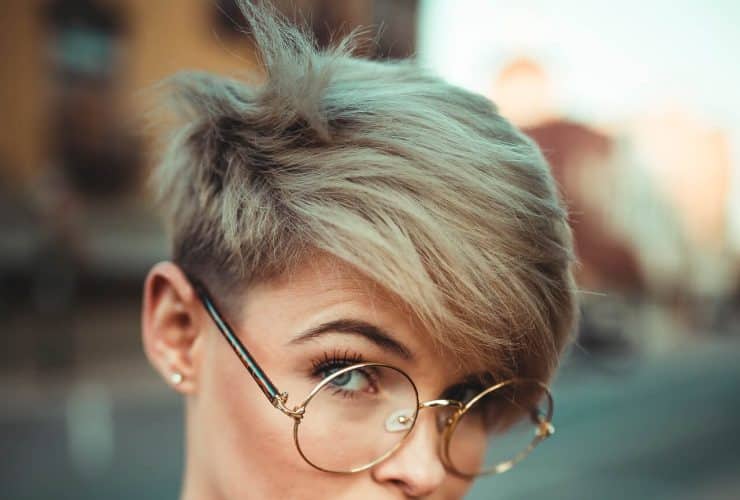 3 trucos de estilistas para realzar la belleza natural All thinsg hair corte pixie en rubio 1 1 33 All thinsg hair corte pixie en rubio 1 1