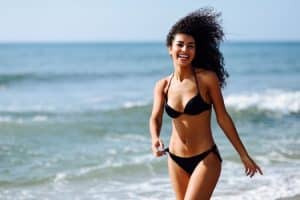 cómo cuidar el pelo rizado en la playa
