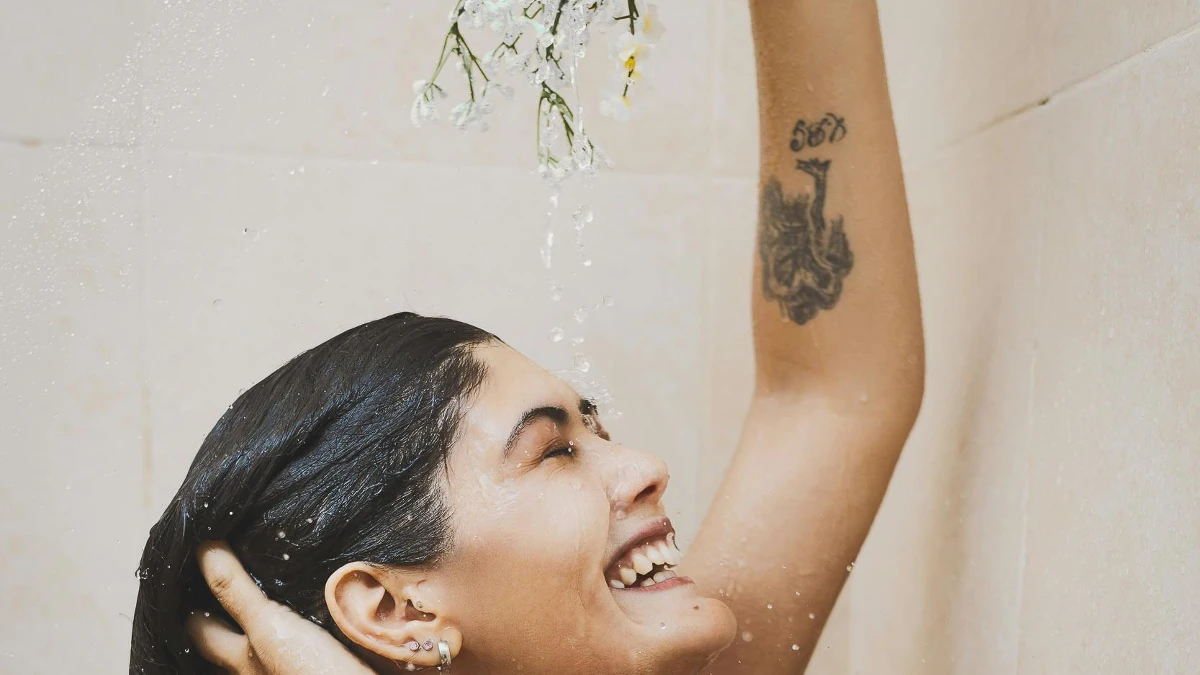 ¿Conoces los beneficios del agua de romero para el pelo? aguaderomeropelo 1 agua de romero para el pelo
