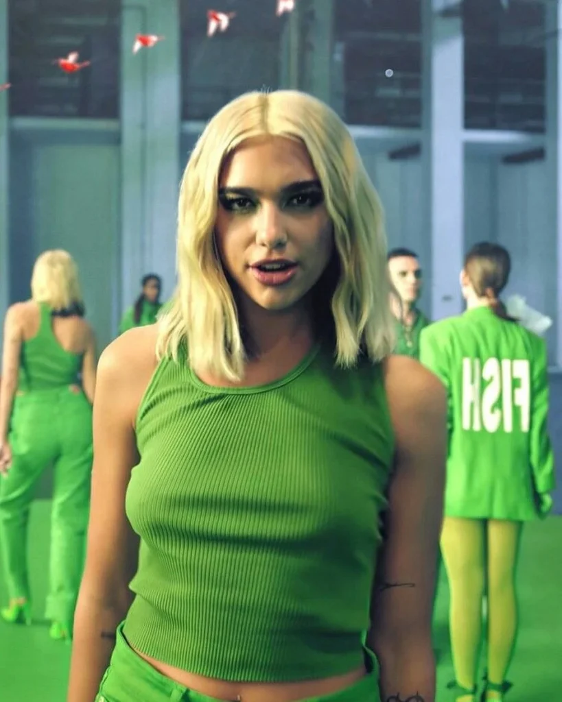 famosas con pelo verde menta