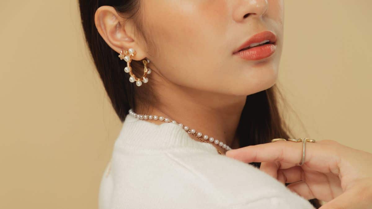 Elige los pendientes de oro ideales según tu corte de pelo y marca tu propio estilo Diseno sin titulo 2025 03 11T103429.674 1 Diseno sin titulo 2025 03 11T103429.674