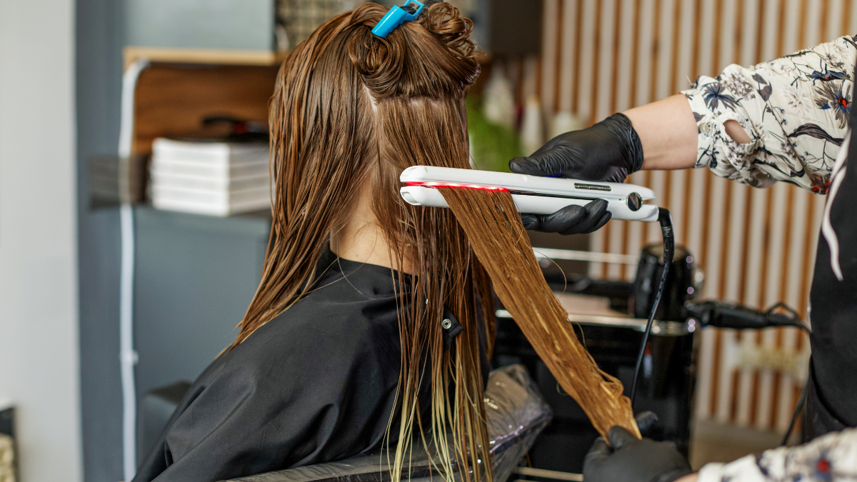 ¿Cuál es el precio del alisado con hidróxido de sodio? Diseno sin titulo 8 1 ALISADO CON HIDRÓXIDO DE SODIO