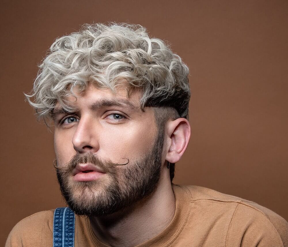 Los cortes de pelo para hombre que más se van a llevar esta primavera (y cómo elegirlo) Fred Le Marche Bigote Dali con barba1 1 2 Fred Le Marche Bigote Dali con barba1 1