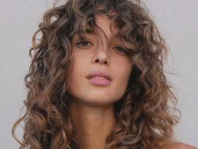 El corte que recomiendan los expertos para lucir rizos bonitos Captura de pantalla 2026 09 09 a las 17.38.25 12 Corte de pelo rizado en peluquería, técnica de capas