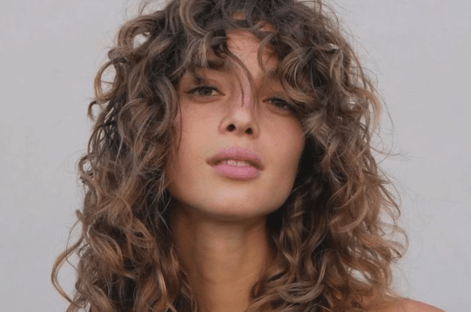 El corte que recomiendan los expertos para lucir rizos bonitos Captura de pantalla 2026 09 09 a las 17.38.25 1 Corte de pelo rizado en peluquería, técnica de capas